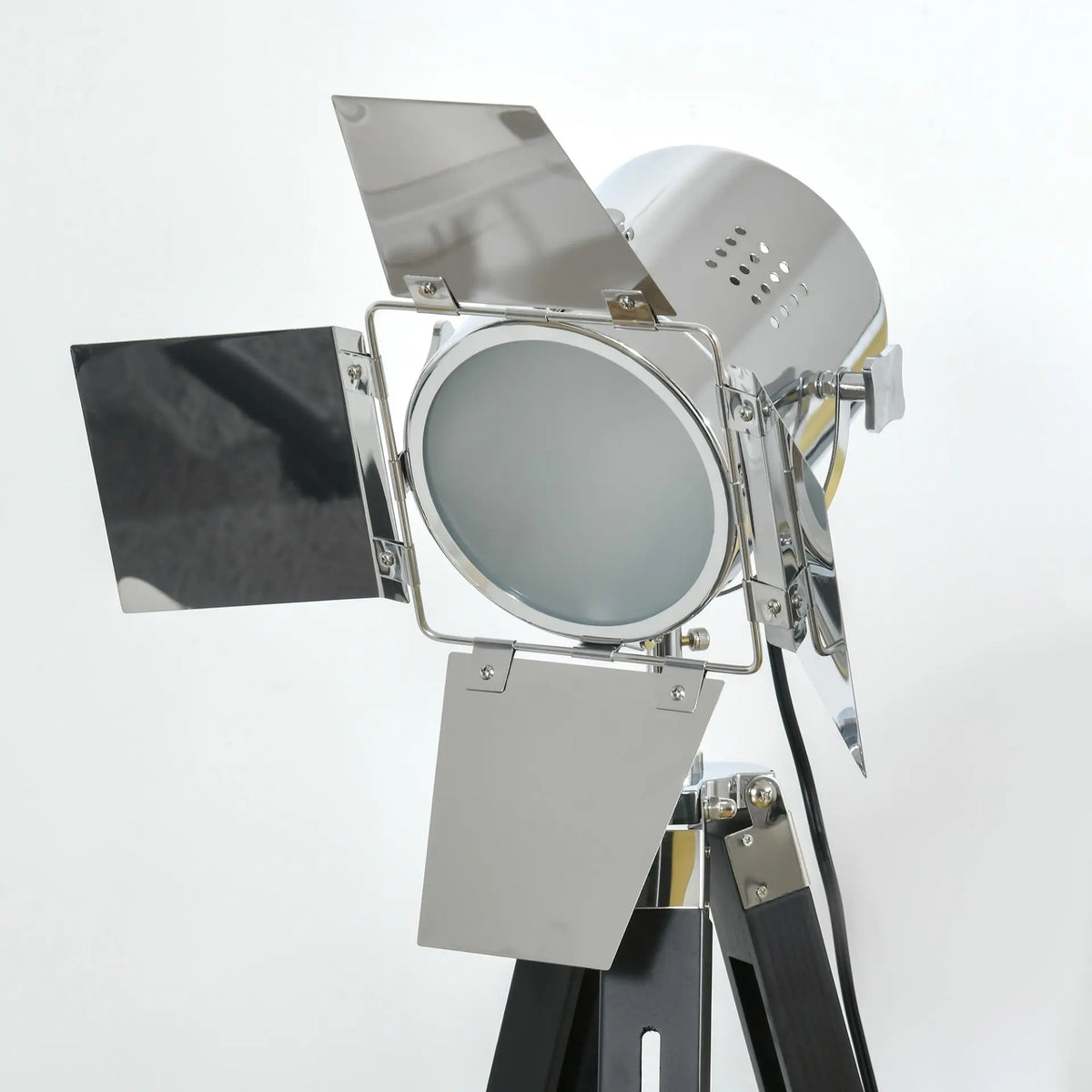 Industrial Tripod Floor Lamp. Londecor