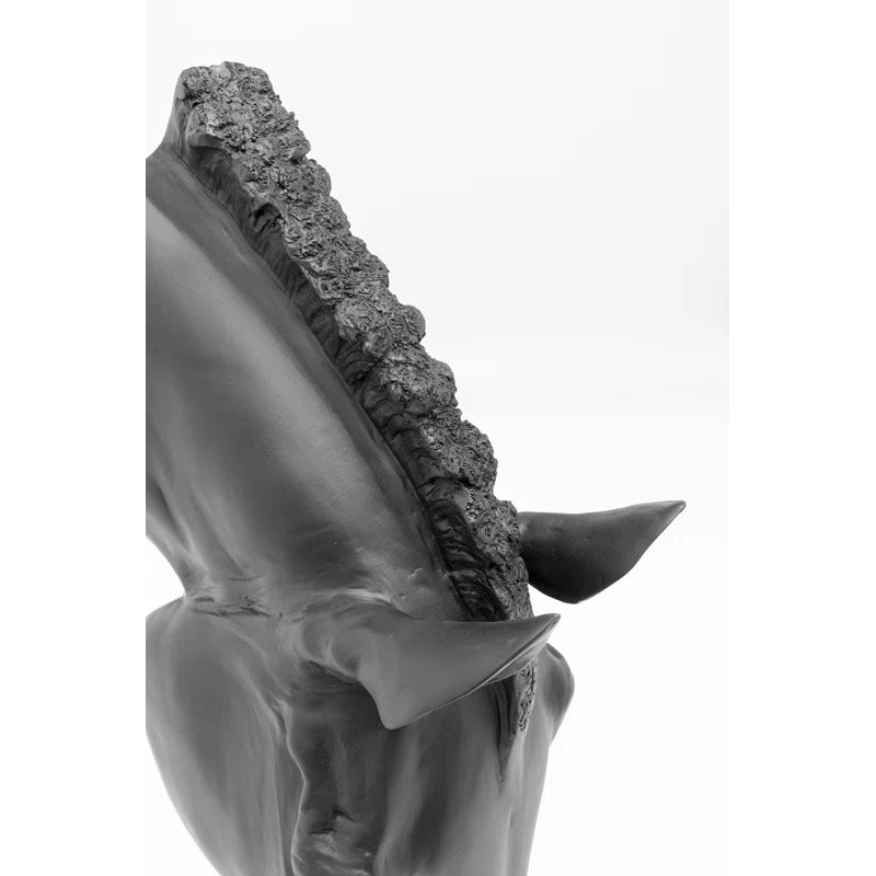 The artificial stone sculpture gives the impression that it could neigh at any moment, especially after indulging in the gently undulating water. It's not just equestrians who find themselves instinctively reaching out to stroke the noble black horse's he